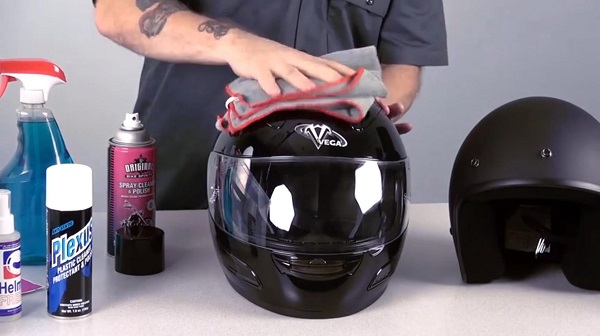 Cara Menghilangkan Bau Pada Helm Motor Kesayangan Anda