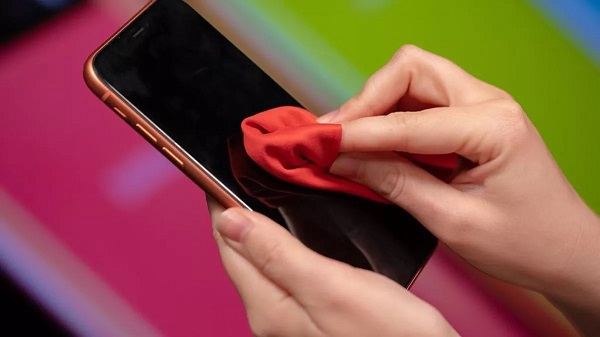 Cara Membersihkan Layar HP Touchscreen Dengan Minyak Kayu Putih